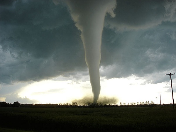 F5 Tornado approaching Elie, Manitoba on June 22, 2007 (photo by Justin Hobson via Wikimedia Commons)