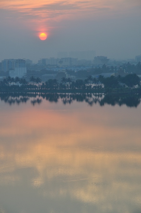 Winter solstice sunset at Kolkata (Calcutta), 22 Dec 2011 (photo from Wikimedia Commons)