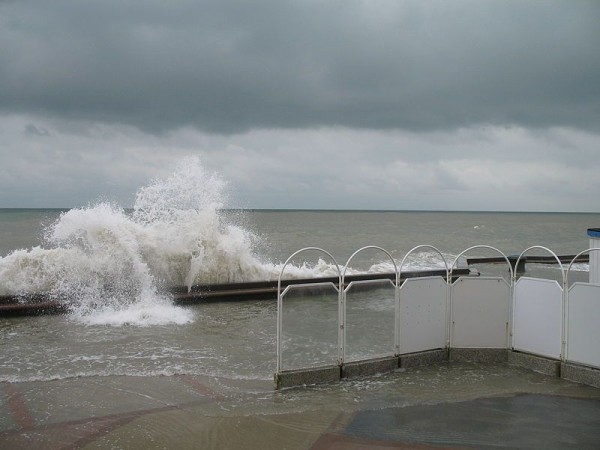Spring tide Wimereux, France, Sept 2007 (photo from Wikimedia Commons)