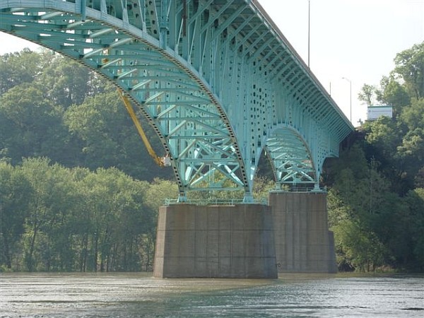 PennDOT bucket approaches the nest hole, 22 May 2014 (photo by Mike Fialkovich)