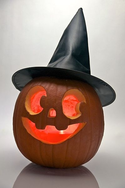 Jack-o-Lantern pumpkin with witch hat (photo by Evan Swigart from Wikimedia Commons)