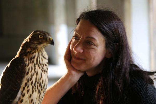 Helen Macdonald with goshawk (photo ©Mike Birkhead Associates)