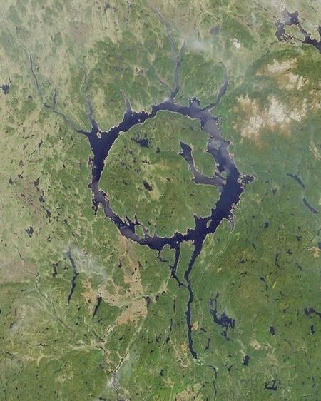 Lake Manicouagan reveals its eroded impact crater , Quebec, Canada (photo from Wikimedia Commons)